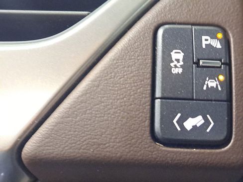 Used 2018 Chevrolet Suburban LT w/ LT Signature Package image 27