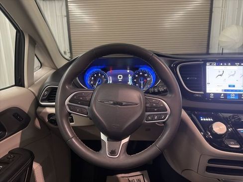 Used 2023 Chrysler Pacifica Touring-L image 37