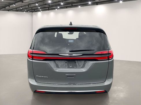 Used 2025 Chrysler Pacifica Select FWD image 6
