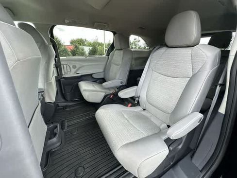 Used 2023 Toyota Sienna LE AWD/4WD image 18