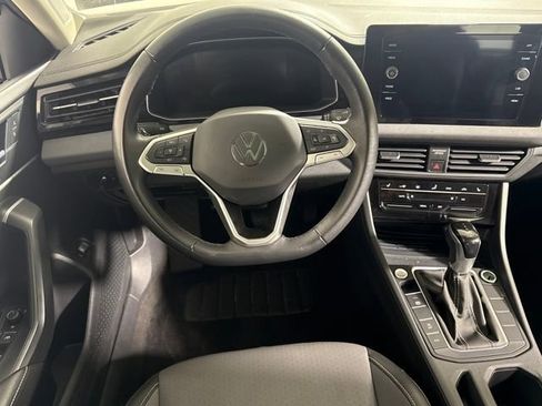 Used 2025 Volkswagen Jetta SE image 16