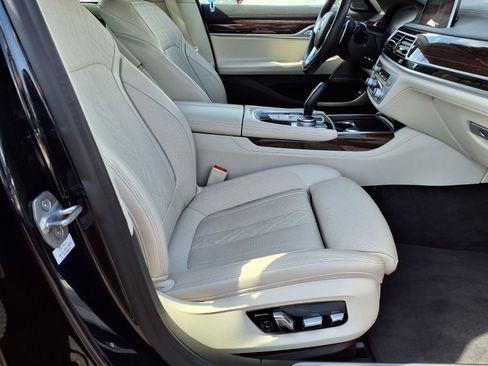 Used 2020 BMW 740i w/ Premium Package RWD image 11
