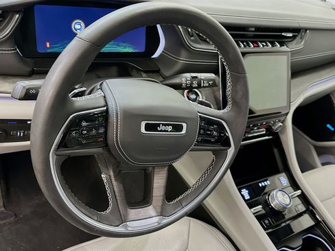 Used 2022 Jeep Grand Cherokee Overland image 18