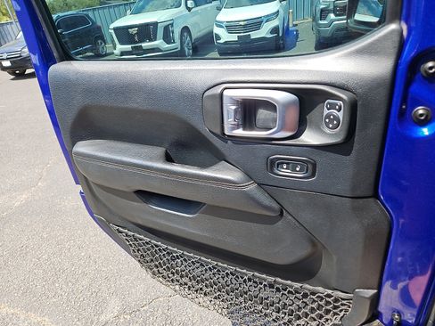 Used 2018 Jeep Wrangler Unlimited Sahara AWD/4WD image 11