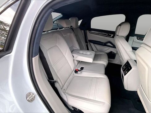 Used 2022 Porsche Cayenne GTS AWD/4WD image 20