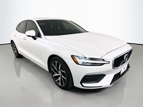 Used 2020 Volvo S60 T6 Momentum image 3