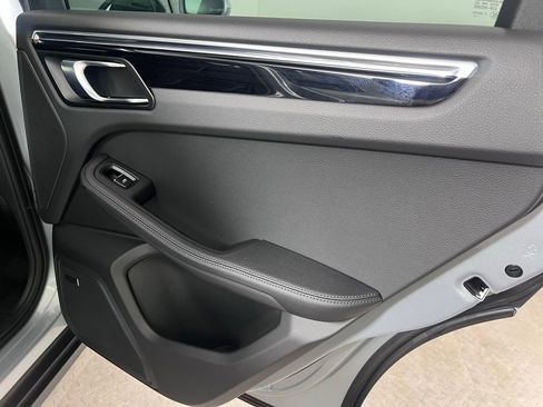 Certified 2025 Porsche Macan AWD/4WD image 27