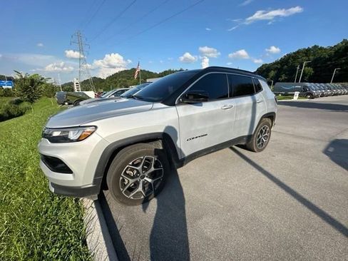 Used 2025 Jeep Compass Limited AWD/4WD image 4