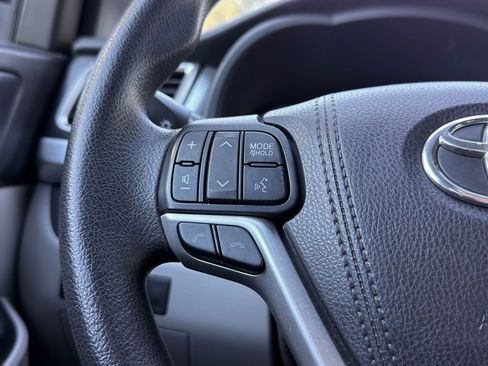 Used 2018 Toyota Highlander LE image 23