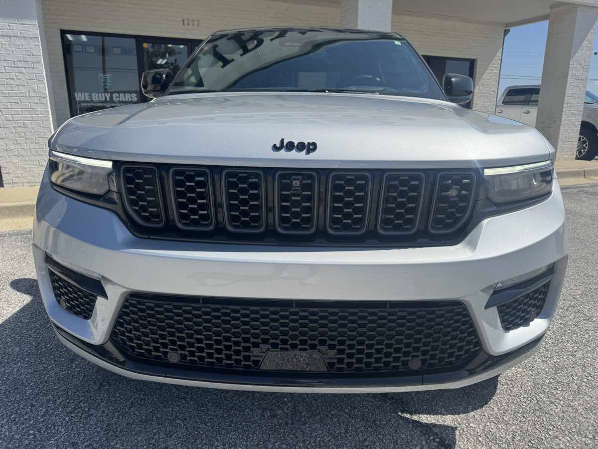 Used 2025 Jeep Grand Cherokee Summit AWD/4WD image 3