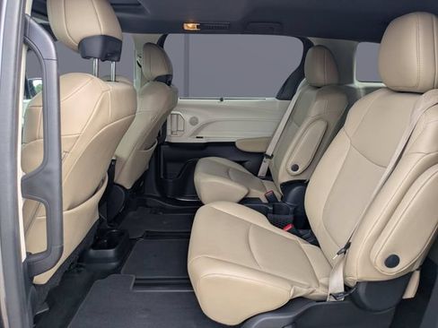 Used 2024 Toyota Sienna XLE FWD image 14