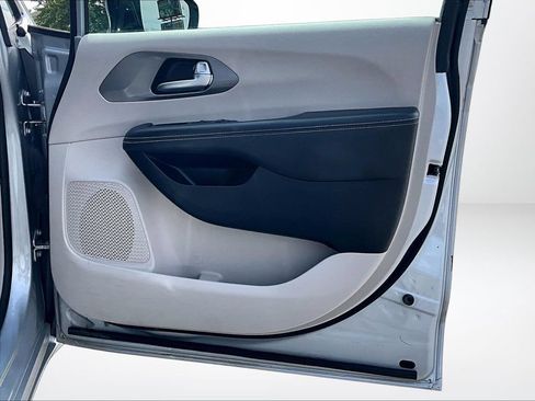 Used 2024 Chrysler Pacifica Touring-L FWD image 25