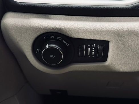 Certified 2024 Chrysler Pacifica Touring-L image 34