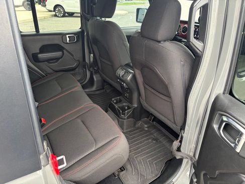 Used 2023 Jeep Wrangler Unlimited Rubicon w/ Cold Weather Group AWD/4WD image 19