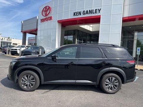 Used 2025 Nissan Pathfinder SV FWD image 2