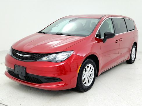 Used 2024 Chrysler Voyager LX image 8