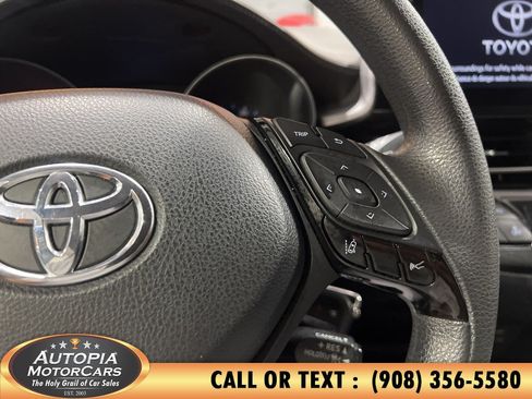 Used 2022 Toyota C-HR XLE FWD image 23