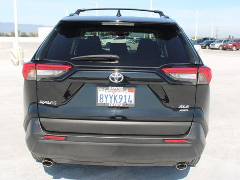 Certified 2021 Toyota RAV4 XLE w/ Convenience Package AWD/4WD image 4