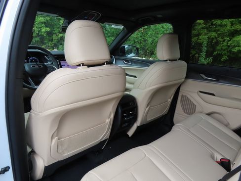 New 2025 Jeep Grand Cherokee Limited w/ Luxury Tech Group II image 23