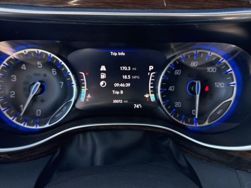 Used 2022 Chrysler Pacifica Limited image 9