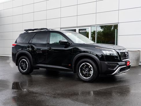 Used 2025 Nissan Pathfinder Rock Creek AWD/4WD image 30