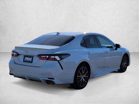 Used 2022 Toyota Camry SE w/ Carpet Mat Package (TMS) image 5