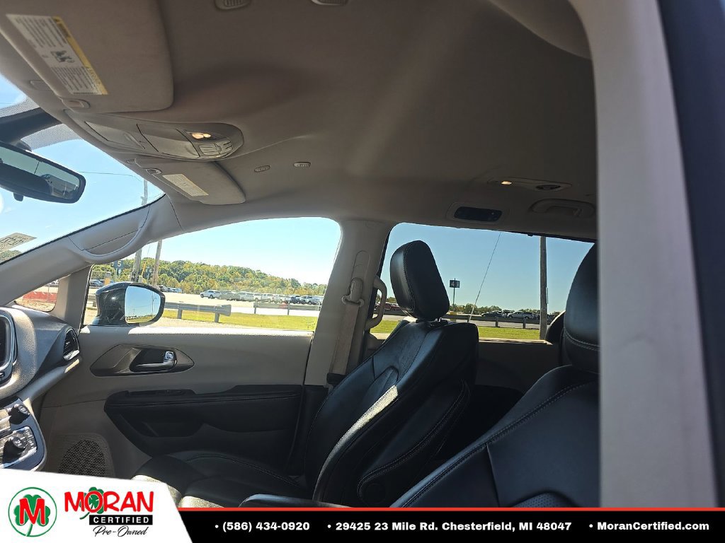 Used 2024 Chrysler Pacifica Touring-L FWD image 17
