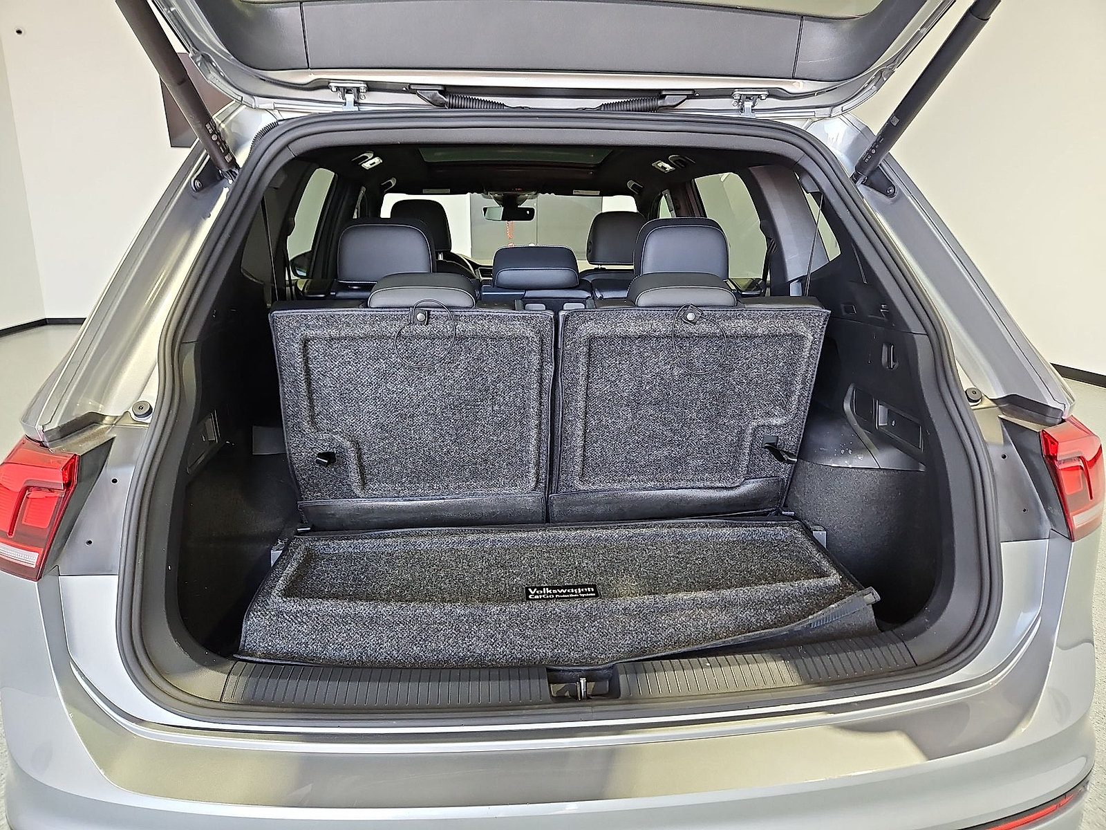 Certified 2024 Volkswagen Tiguan SE R-Line w/ MDO Package, Three-Row FWD image 12
