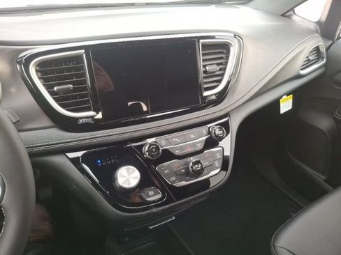 New 2026 Chrysler Pacifica Select image 18