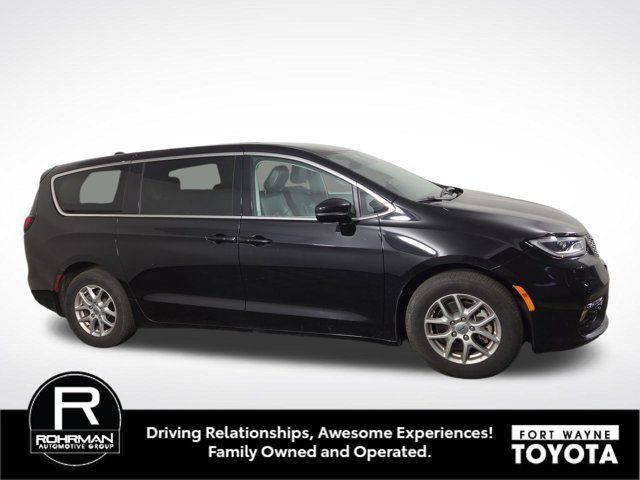 Used 2024 Chrysler Pacifica Touring-L FWD image 5