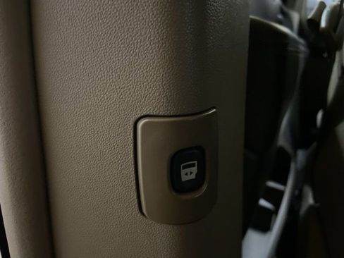 Used 2014 Chrysler Town & Country Touring FWD image 27