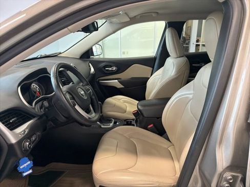 Used 2018 Jeep Cherokee Limited w/ Luxury Group AWD/4WD image 10