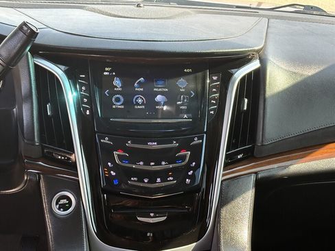 Used 2020 Cadillac Escalade Premium Luxury AWD/4WD image 20