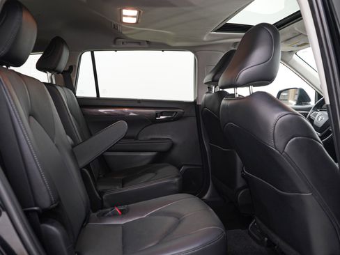 Used 2024 Toyota Highlander Limited AWD/4WD image 12