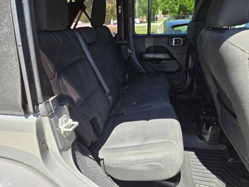 Used 2018 Jeep Wrangler Unlimited Sahara image 17