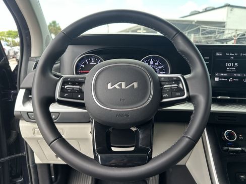 Used 2024 Kia Carnival LX FWD image 11