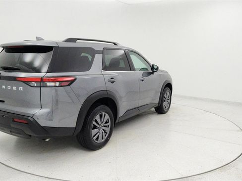 Used 2025 Nissan Pathfinder SV image 4