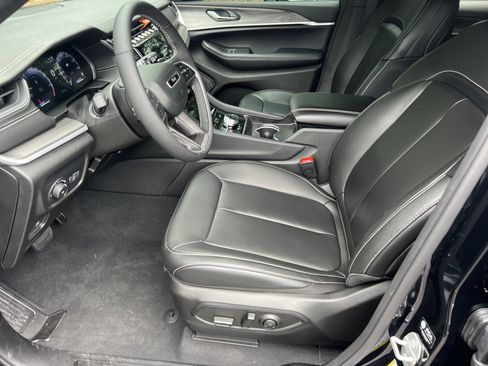 Used 2025 Jeep Grand Cherokee Limited w/ Black Appearance Package AWD/4WD image 11