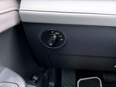 Used 2024 Volkswagen Taos SE image 25