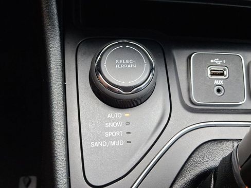 Used 2022 Jeep Cherokee Latitude AWD/4WD image 22