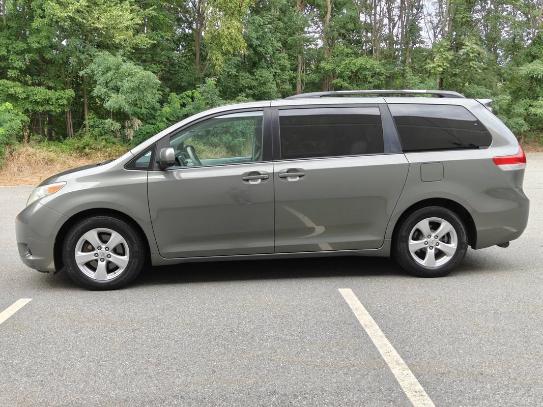 Used 2011 Toyota Sienna LE FWD image 8
