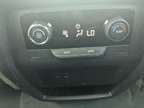 Used 2025 Chevrolet Traverse LT FWD image 17
