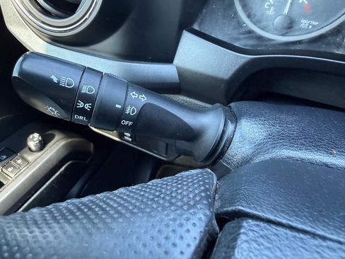 Used 2016 Toyota Tacoma TRD Sport w/ Towing Package image 22