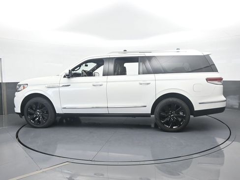 Used 2023 Lincoln Navigator L Reserve w/ Monochromatic Package image 3