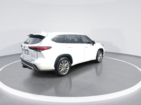Used 2023 Toyota Highlander Platinum image 8