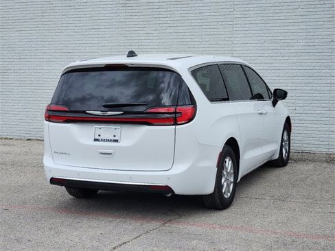New 2025 Chrysler Pacifica Select image 4