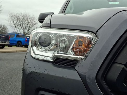 Used 2020 Toyota Tacoma SR image 12