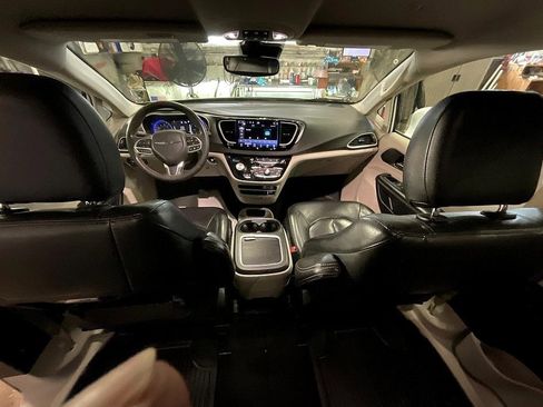 Used 2022 Chrysler Pacifica Touring-L image 3