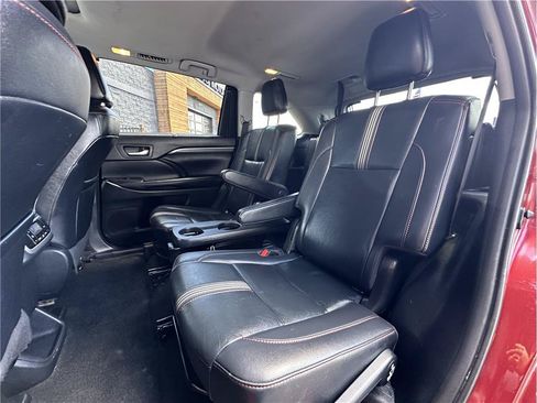 Used 2019 Toyota Highlander SE AWD/4WD image 16