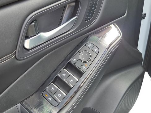 Used 2024 Nissan Rogue SL w/ SL Premium Package image 16